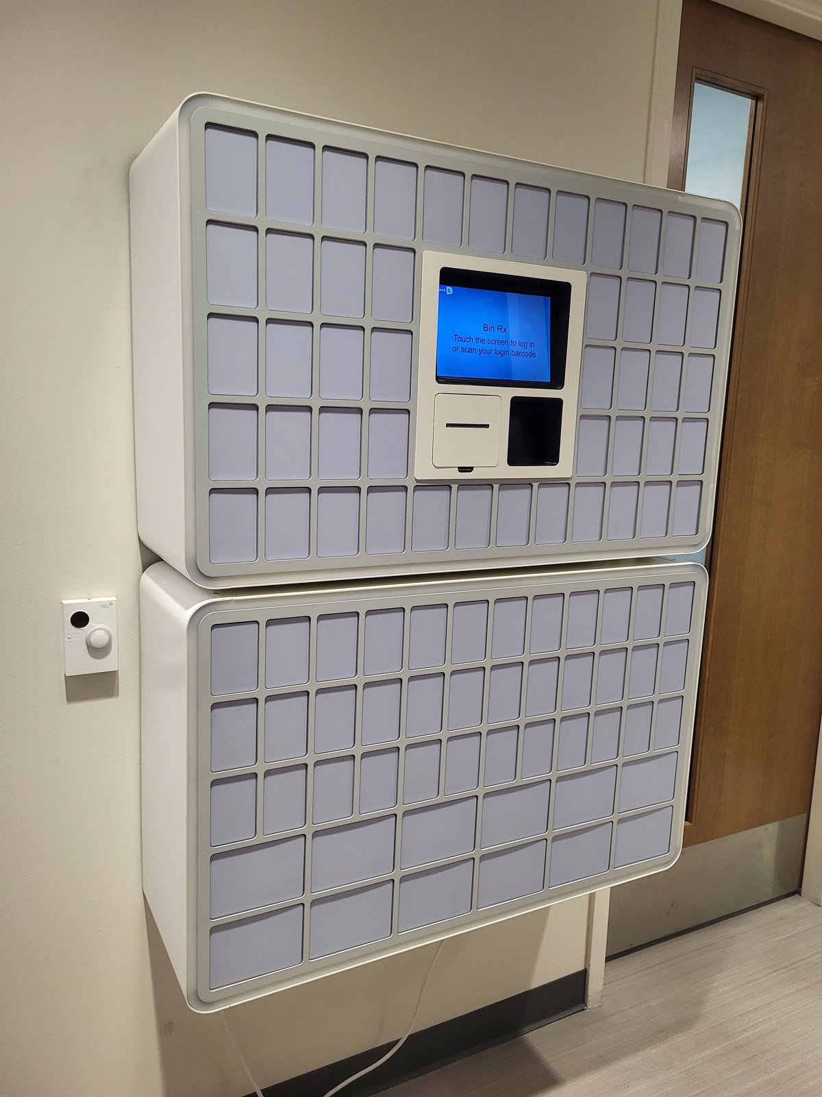 BinRx robot dispensador montado en pared